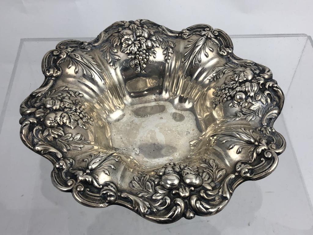Reed & Barton Francis I Sterling Art Nouveau Bowl: Wonderful Reed & Barton Francis I x 569 repousse sterling silver intricate 8" bowl in the pattern of Francis I. First issued in 1906 and designed by Ernest Meyer. Hallmark "Reed & Barton Sterling x569