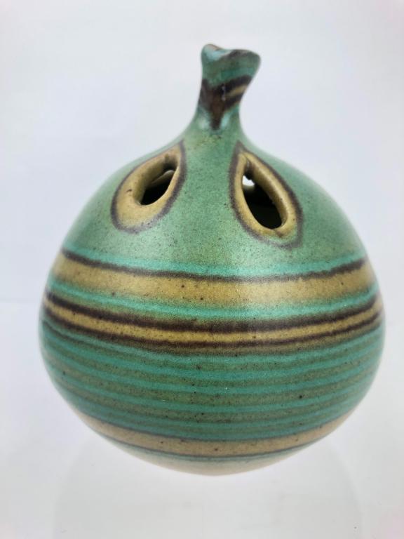 Glidden Pottery Fong Chow Apple Green Mesa: Glidden Pottery, Alfred, NY Fong Chow Apple #4020P Green Mesa 4 ½” tall with no chips or cracks with a little roughness in the glaze on one side.