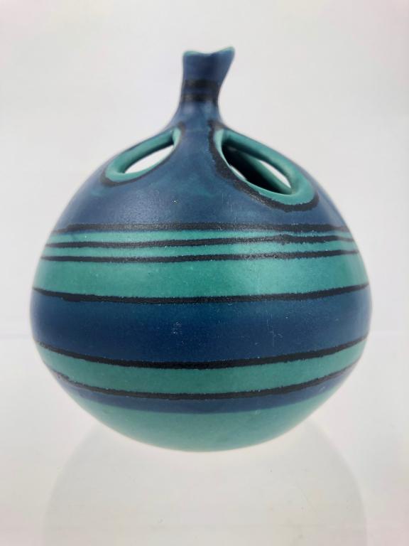 Glidden Pottery Fong Chow Apple Gulf Stream Blue: Glidden Pottery, Alfred, NY Fong Chow Apple #4020P Gulf Stream blue 4 ½" tall in excellent condition.