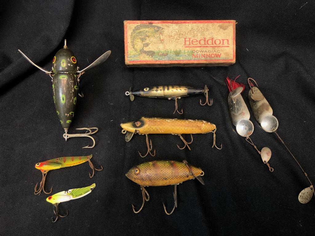 Lot of 5 Antique Heddon Lures, 2 Spinners & Box: An awesome collection of Heddon fishing lures. Lot includes a crazy crawler, minnows, spinners & the dowagiac box. All in good condition for age. Great gift for your fisherman!