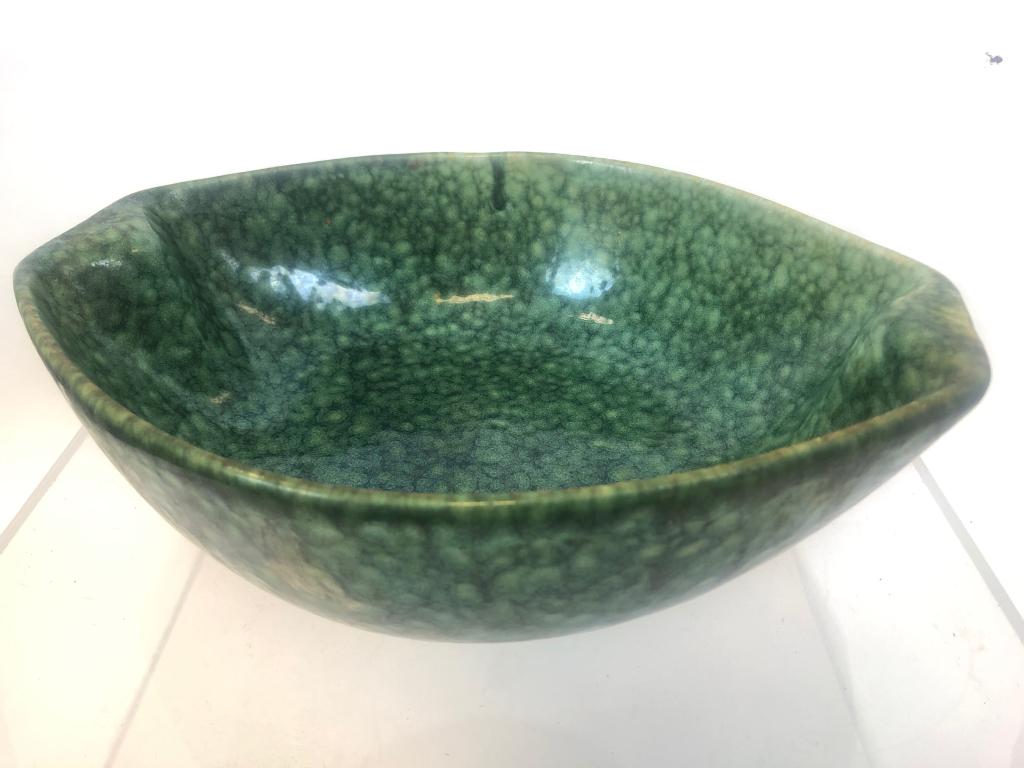 Roseville Raymor 10" Frogskin Oval Green Bowl: Mid Century 10" Oval Roseville Raymor Frogskin Green Bowl Ben Siebel Mid Century.