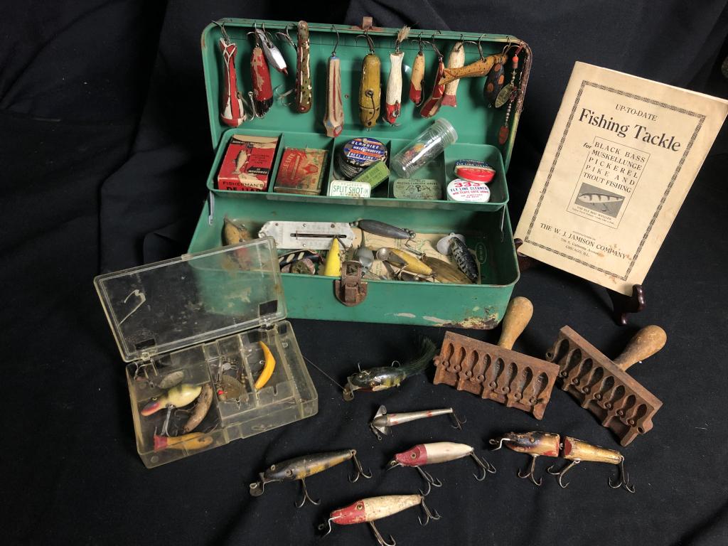 Vintage Fishing Box w/ 30+ Lures, Sinker Mold &: This vintage fishing box is filled with vintage lures including: Vintage Lucky Strike, Heddon River Runt Spook Floater, C.C.B.Co. with Glass Eyes, Pflueger, CP Swing Lure Made in France, and more! Vin