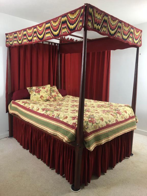 Original William & Mary 4-Poster Canopy Rope Bed: Original William & Mary ( Octagon Post ) Four Poster Canopy Rope Bed w/ Mattress Top. Measures: 50" wide x 72" (6 ft). x Posters 76" tall. Wonderful condition. Needs Ropi