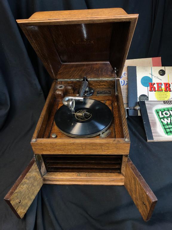 Victor Victrola VIII Tiger Oak Phonograph Player: Gorgeous Victor Victrola VV-VIII 1917 Victor Talking Machine Co., Camden, New Jersey. USA Record Player Phonograph. Housed in a beautiful Tiger Oak Cabinet with Lid. Perfect