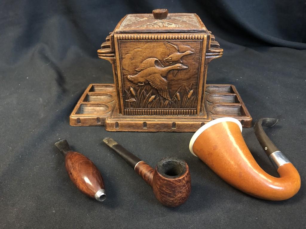 Syroco Wood Pipe Holder/Tobacco Humidor & 3 Pipes: Syroco Wood 6 Pipe Display Stand Holder & Tobacco Humidor, Vintage Duck Geese Design. Lot also includes 3 Pipes :1) A Vintage Sherlock Holmes Scarce Gourd Calabash Pipe with Silver Plated Band, 2) A B