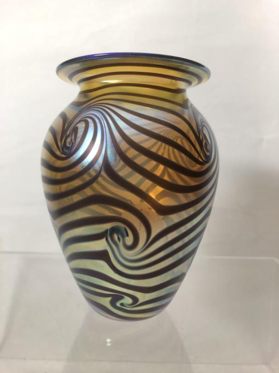 Rare Gold Aurene Luster Art Glass Vase Signed: Rare Art Nouveau Robert Eickholt Signed & Dated Gold Aurene Luster Iridescent purple Plum & amber gold Swirled hand blown with Pontil mark. Signed Eickholt 1999, (Robert Eickholt, Columbus Ohio 20th-2