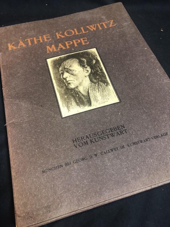 Rare Kathe Kollwitz Mappe Art Portfolio: Rare Portfolio of "Kathe Kollwitz Mappe", Rare Portfolio of Artwork Lithograph Prints of etchings & woodblocks depicting expressionism during poverty and war. Published by Herausgegeben Vom Kunstwart.