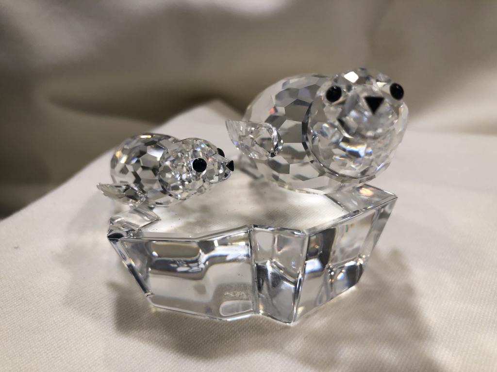 Swarovski Crystal Seals Annual Ed. 1991 “Save Me”: Swarovski Crystal Annual Edition 1991 “Save Me” Retired - The Seals with COA Certificate of Authenticity & in Original Box This beautiful sculpture was the second issue in the Mother and C