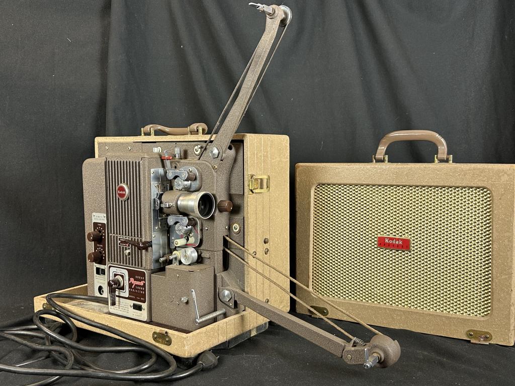 1960 Vintage 16mm Kodak Pageant Sound Projector: Vintage MCM 1960 Kodak Projector 16mm Pageant Sound Projector Model AV16. Measures: 12" x 10-1/2" x 14-1/2" Would be a wonderful addition to any collection or to use as a decoration for a wonderful co