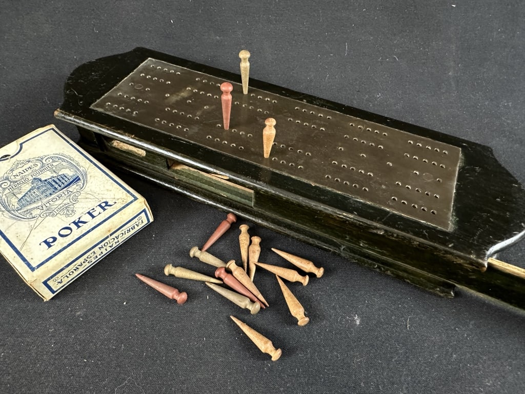 Vintage Cribbage Board w/ Storage Area / Orig. Pcs (1 of 12)