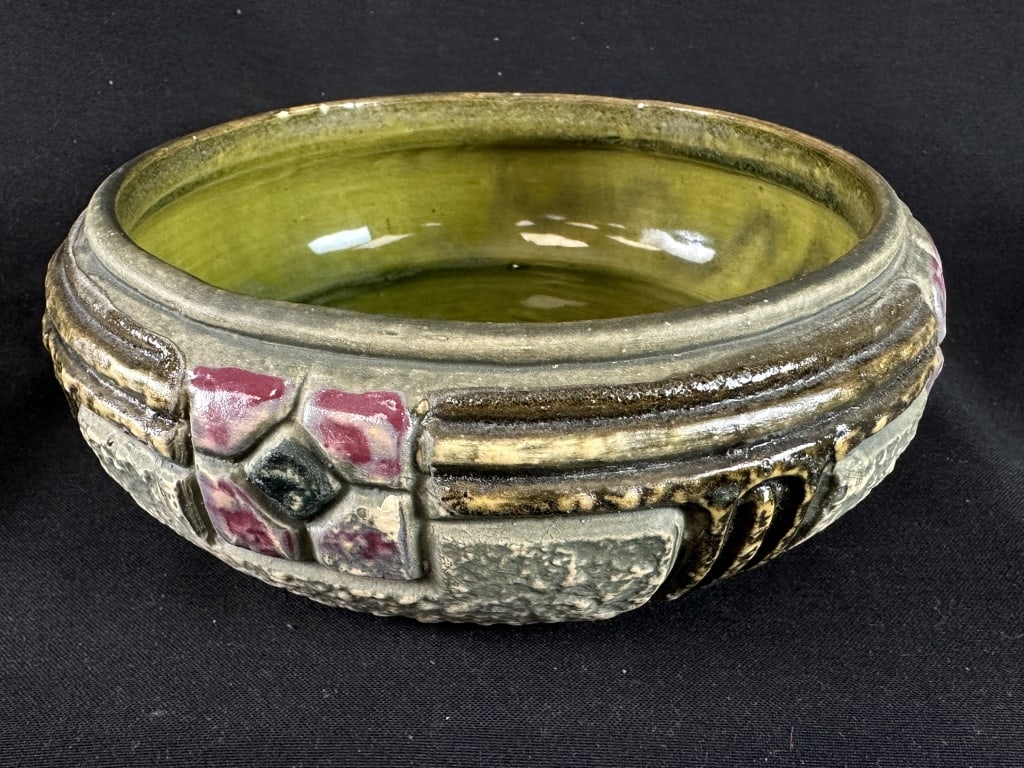 Arts & Crafts Majolica Style 7-1/2" Round Bowl: Arts & Crafts Majolica Style 7-1/2" Round Bowl. Wonderful color and glaze. Measures: 7-1/2" diameter x 2-1/2" high