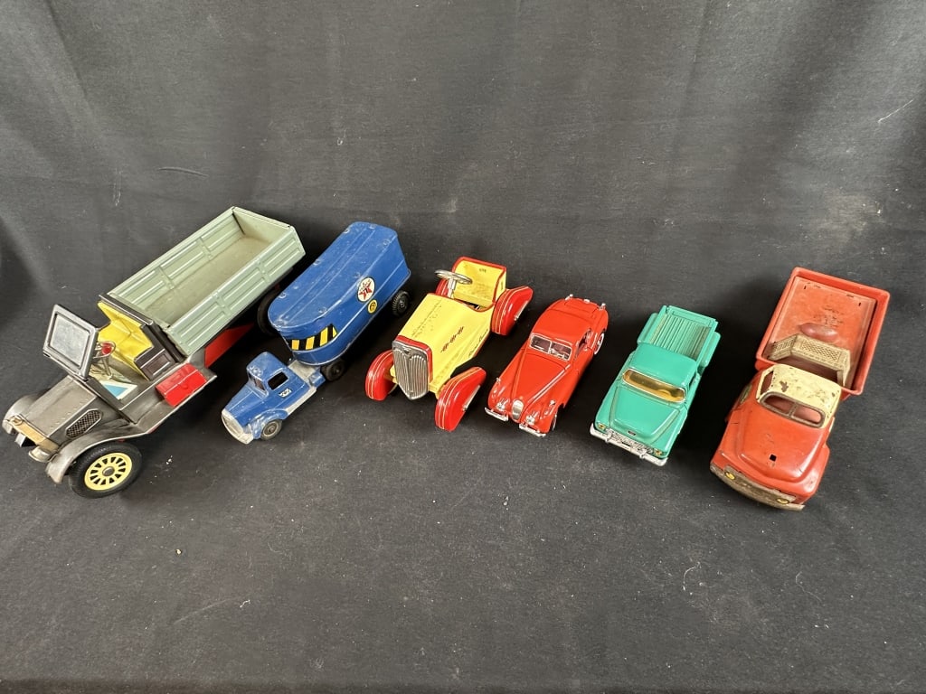 Lot of 6 Vintage Tin & Cast Metal Trucks & Cars (1 of 20)