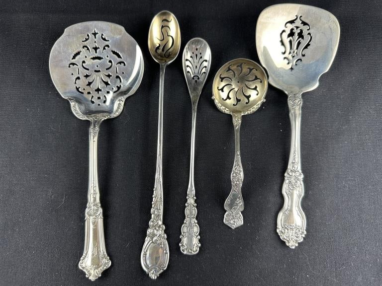 5 Lovely Pierced Sterling Silver Serving Utensils: 5 Lovely Pierced Sterling Silver Serving Utensils Lot of four assorted pierced Sterling Silver serving utensils. Includes: 1 Gorham server; 1 Wallace sever; 2 olive spoons; 1 almond spoon. Total Weigh