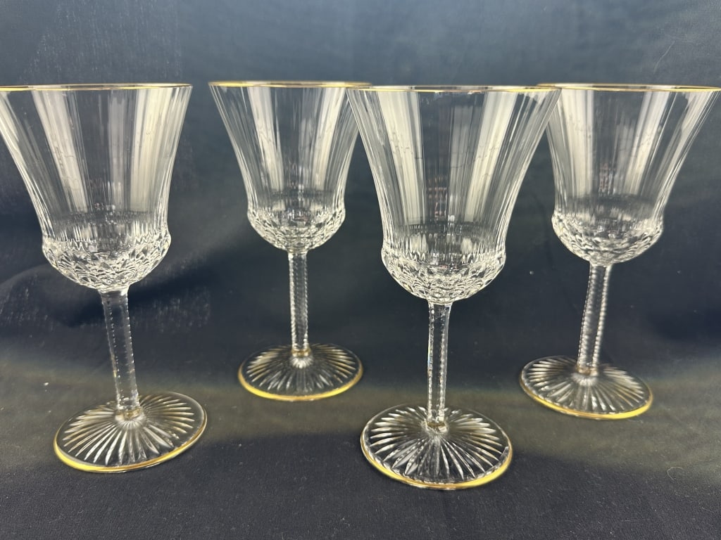 4 Saint-Louis Apollo Crystal Burgundy Wine Glasses: 4 Saint-Louis Apollo Crystal Burgundy Wine Glasses Set of four beautiful fine cut crystal Burgundy red wine glasses with gold rim and base. Apollo style made by Saint-Louis crystal. Measures: 7-1/2" x