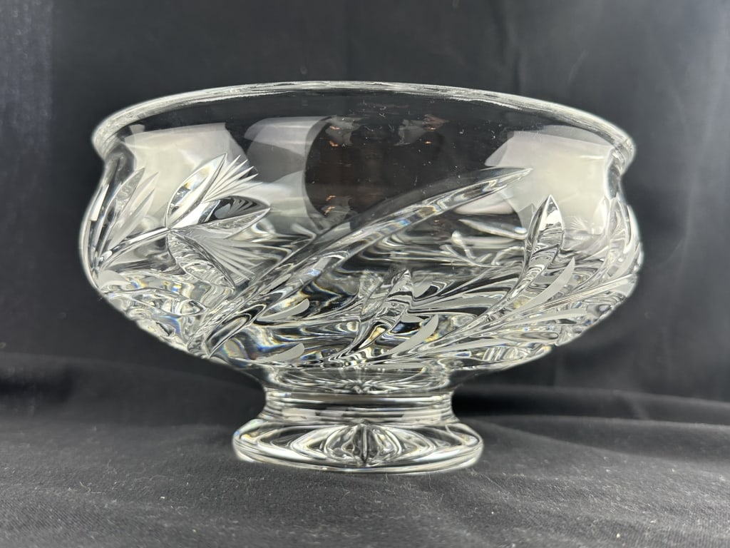 Gorham Cut Crystal Pedestal 7.5" Bowl Signed: Gorham Cut Crystal Pedestal 7.5" Bowl Signed Gorham Cut crystal pedestal center bowl with floral pattern made by Gorham. Measures: 4-1/2" x 7-1/2".