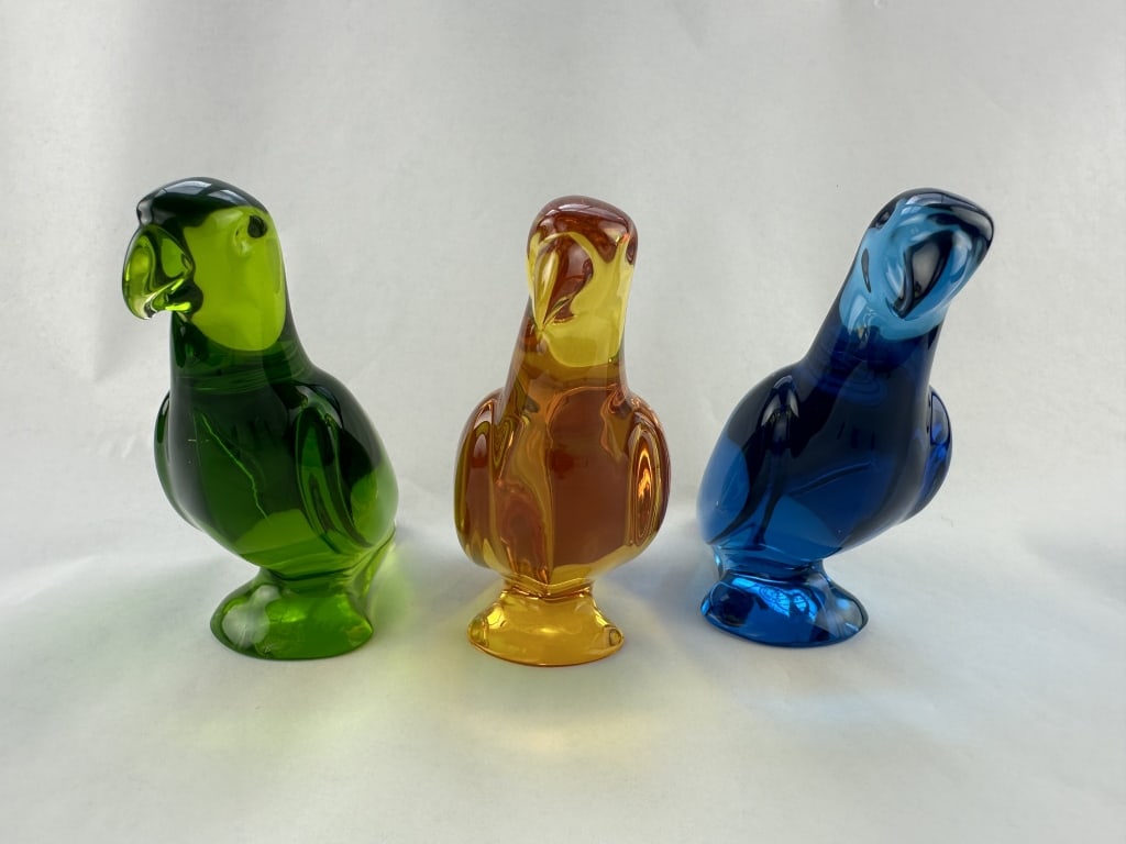 3 Baccarat Bright Color Crystal Parrots Signed: 3 Baccarat Bright Color Crystal Parrots Signed Set of 3 Baccarat Bright Color Crystal Parrots Signed. The cheerful crystal parrots made and signed by Baccarat in emerald green, ocean blue, and amber.
