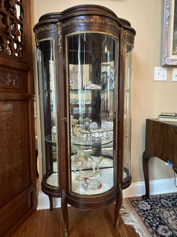 French Mahogany Bow Front Vitrine w/Gilt Trim: French Mahogany Bow Front Vitrine w/Gilt Trim French Mahogany Bow Front Vitrine w/Gilt bronze trim, curved glass sides and shelves. Mirrored back. Three glass panels and 3 glass shelves inside. The ba
