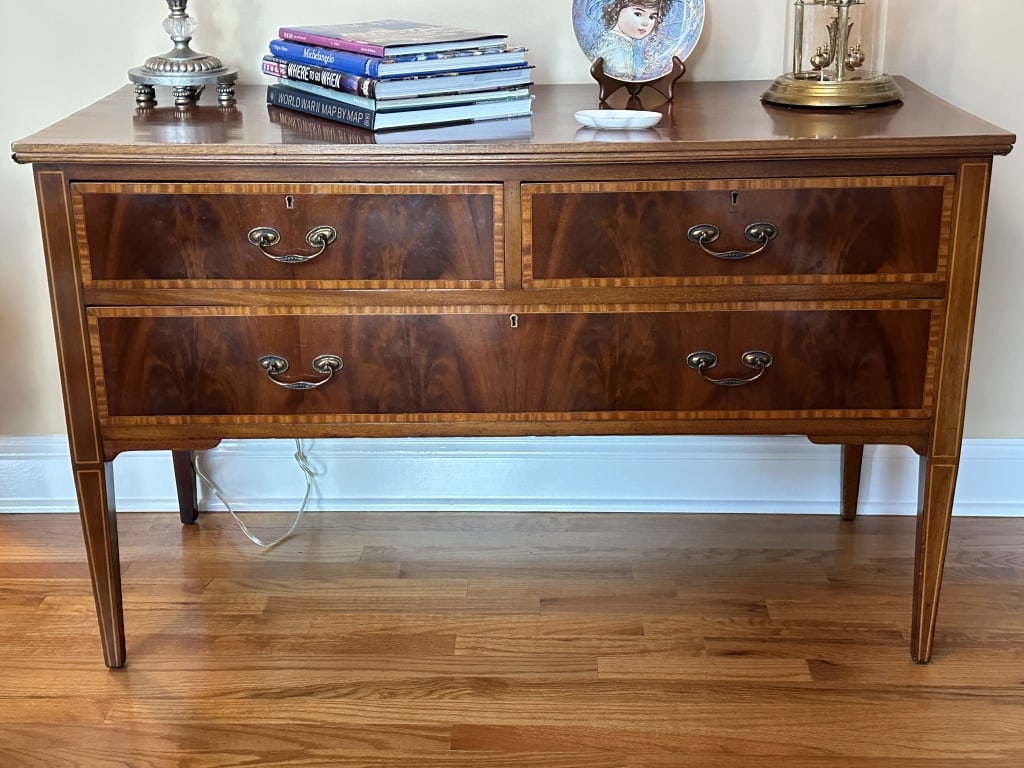 Hepplewhite Chest of Drawers Lowboy Sm Sideboard: Hepplewhite Chest of Drawers Lowboy Sm Sideboard Elegant Hepplewhite style three drawer chest of drawers / lowboy / small sideboard made of mahogany with flame grain panels & banding and dovetail join