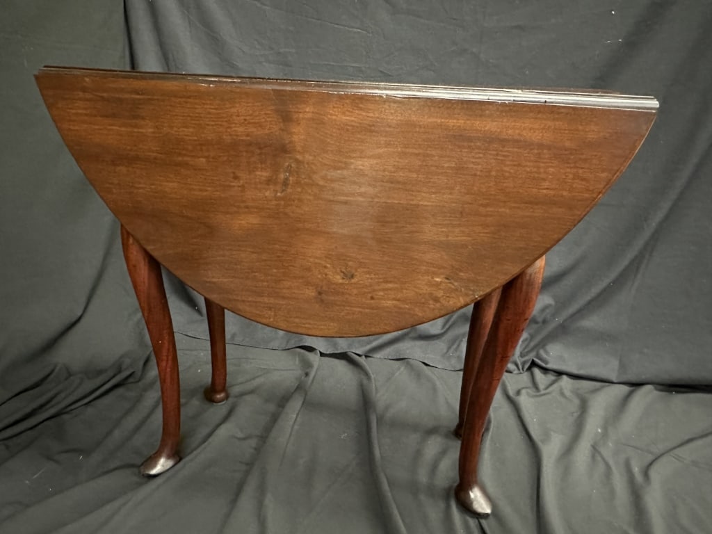 18th C. Queen Anne Walnut Gate Leg Side Table: 18th C. Queen Anne Walnut Gate Leg Side Table Antique 18th century Queen Anne walnut gate leg oval side table. Beautiful antique condition with practical elegant design. Measures: 27-1/2" h x 32-1/2" 