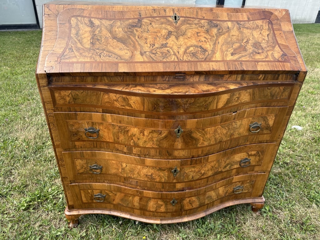Italian Burl Walnut Slant Front Serpent Desk c1890: Italian Burl Walnut Slant Front Serpent Desk c1890 Antique European period c.1890 Louis XV period Italian serpentine shape three drawer slant front desk made of Burl walnut wood with inlay. The Interi