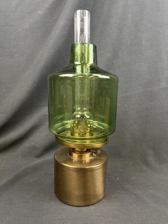Rare Hans-Agne Jakobsson Swedish Oil Lamp L-47: Rare Hans-Agne Jakobsson Swedish Oil Lamp L-47 Rare Scandinavian Mid-Century Modern MCM vintage brass oil / kerosene lamp model L-47 with green blown glass shade & hurricane designed by Hans-Agne Jako