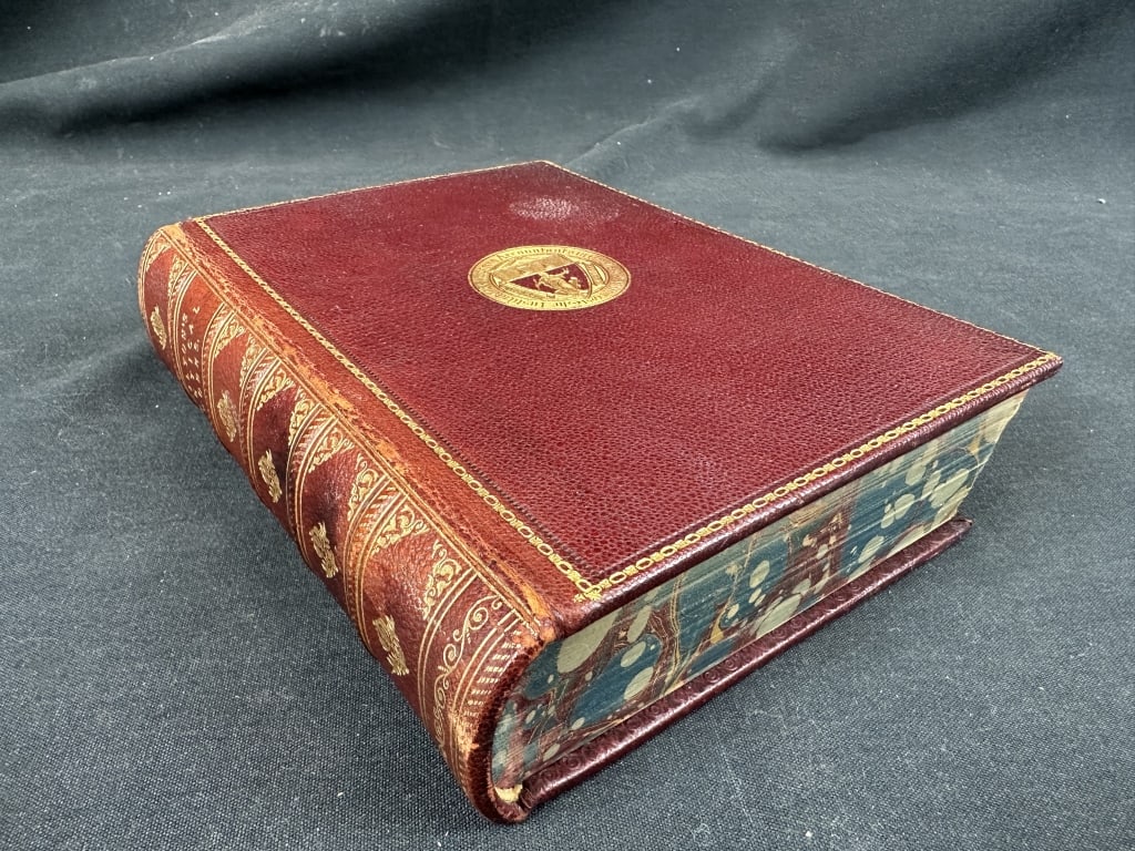 Milton's Poetry 1901 Albion Edition Leather Bound: Milton's Poetry 1901 Albion Edition Leather Bound Leatherbound gilt embossed volume of "The Poetical Works of John Milton," the "Albion" edition published by Frederick Warne & Co. in 1901. Features et