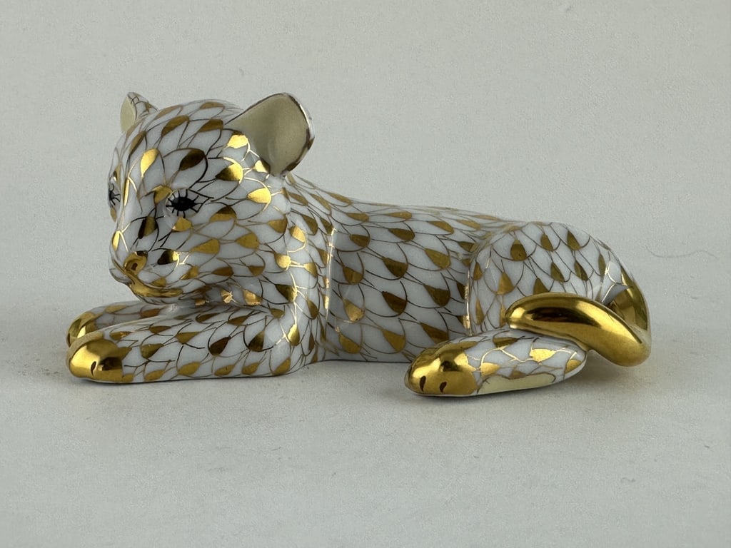 Herend Guild Porcelain Baby Sumatran Tiger 15687: Herend Guild Porcelain Baby Sumatran Tiger 15687 Herend Porcelain Handpainted baby Sumatran tiger in 24k gold (VHOR) fishnet pattern. Made by Herend Guild of Hungary as their 2003 annual figurine. Mar