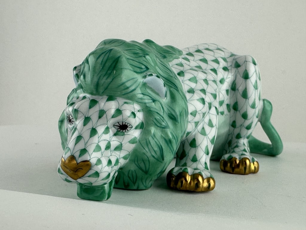 Herend Porcelain Drinking Lion Green Fishnet 15435: Herend Porcelain Drinking Lion Green Fishnet 15435 Herend porcelain handpainted drinking lion in green (VHV) fishnet pattern with 24k gold accents. Made by Herend of Hungary for their Savannah Collect