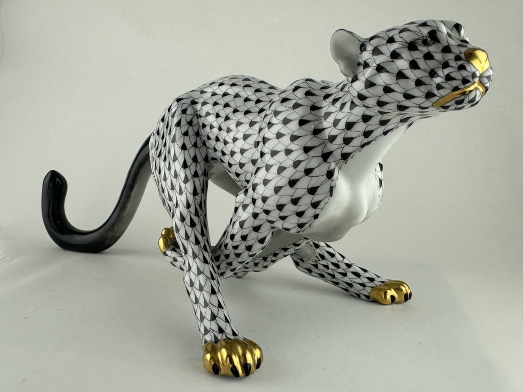 1st Ed Herend Large Cheetah Black 15656 Porcelain: 1st Ed Herend Large Cheetah Black 15656 Porcelain 1st Edition Herend porcelain handpainted large running cheetah in black (VHNM) fishnet pattern with 24k gold accents. First edition made by Herend of 