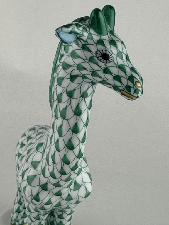 Rare Herend Giraffe Green Porcelain 5344: Rare Herend Giraffe Green Porcelain 5344 Rare Herend porcelain giraffe in green (VHV) fishnet pattern with 24k gold accents handpainted. Rare early figurine made by Herend of Hungary. Marked "5344 VHV