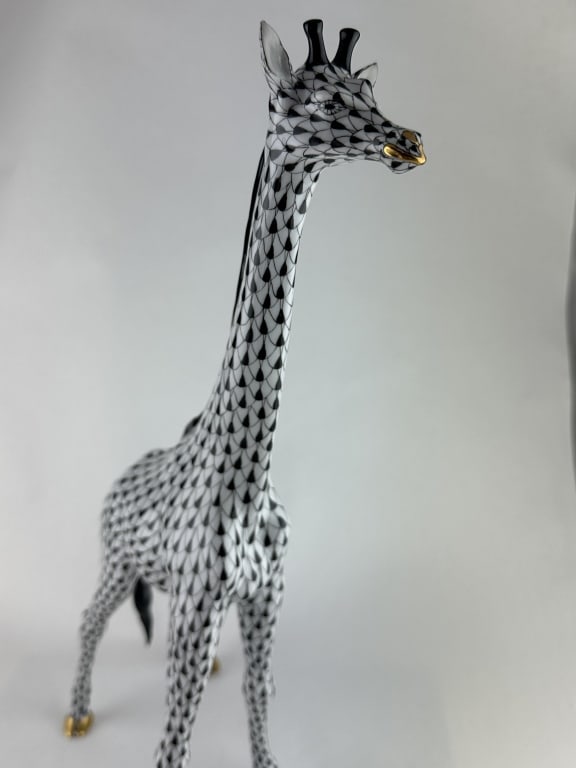 Herend Large Giraffe Black Fishnet Porcelain 15357: Herend Large Giraffe Black Fishnet Porcelain 15357 Herend Handpainted porcelain large giraffe in black (VHNM) fishnet pattern with 24k gold accents. Made by Herend of Hungary for their Savannah Collec