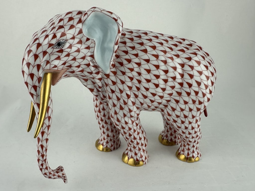 Herend Elephant Red Porcelain 15265 Medium Size: Herend Elephant Red Porcelain 15265 Medium Size Herend porcelain handpainted medium size elephant in red (VH) fishnet pattern with 24k gold accents. Made by Herend of Hungary for their Savannah Collec