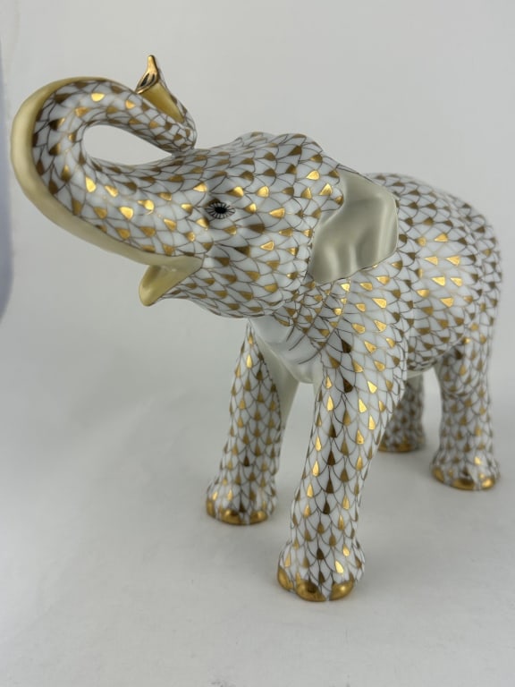 Herend Guild Smithsonian Elephant 15487 101/650: Herend Guild Smithsonian Elephant 15487 101/650 Herend large elephant in 24k gold (VHOR) fishnet pattern Handpainted porcelain. Made by Herend Guild of Hungary for the Smithsonian Institute, 2001. Mar