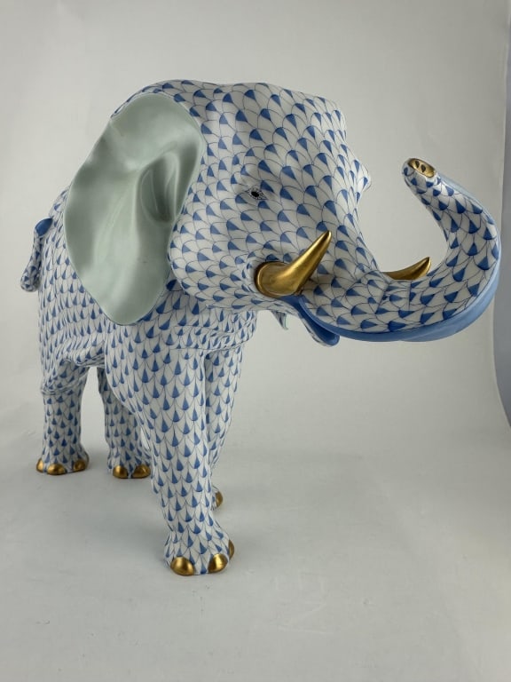Herend Elephant Blue Porcelain 5214 Large: Herend Elephant Blue Porcelain 5214 Large Herend Handpainted porcelain large elephant in blue (VHB) fishnet pattern with 24k gold accents. Made by Herend of Hungary for their Savannah Collection. Mark