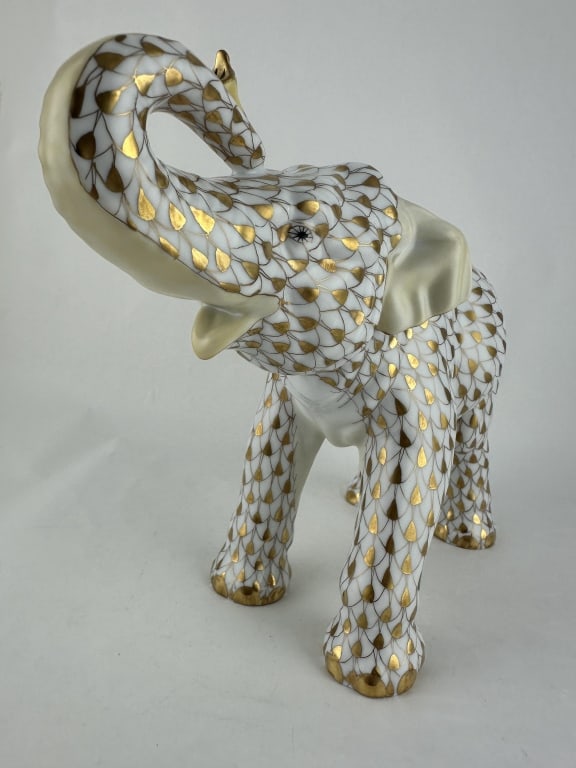 Rare Herend Guild Smithsonian 24k Elephant 15487: Rare Herend Guild Smithsonian 24k Elephant 15487 Rare Herend large elephant in 24k gold (VHOR) fishnet pattern. 546/650. Made by Herend Guild of Hungary for the Smithsonian Institute, 2001. Handpainte