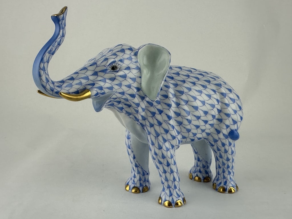 Herend Elephant Luck Blue 15920 Porcelain: Herend Elephant Luck Blue 15920 Porcelain Herend lucky elephant in blue (VHB) fishnet pattern with 24k gold accents. Made by Herend of Hungary. Handpainted porcelain. Marked "15920-0-00 SVHB IK 1334".