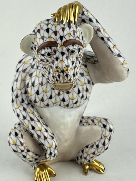 Rare Herend Chimpanzee TriColorMosaic 15619 10/100: Rare Herend Chimpanzee TriColorMosaic 15619 10/100 Rare Limited Herend seated chimpanzee in tri-color mosaic (VH3) fishnet pattern with 24k gold accents. Made by Herend of Hungary. Marked "15619-0-00