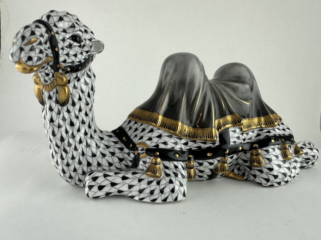 Herend Camel Black Resting Classic 15472 Large: Herend Camel Black Resting Classic 15472 Large Herend resting Regal Camel figurine with black (VHNM) fishnet pattern and 24k gold accents. Handpainted porcelain. Made by Herend of Hungary for their Ki