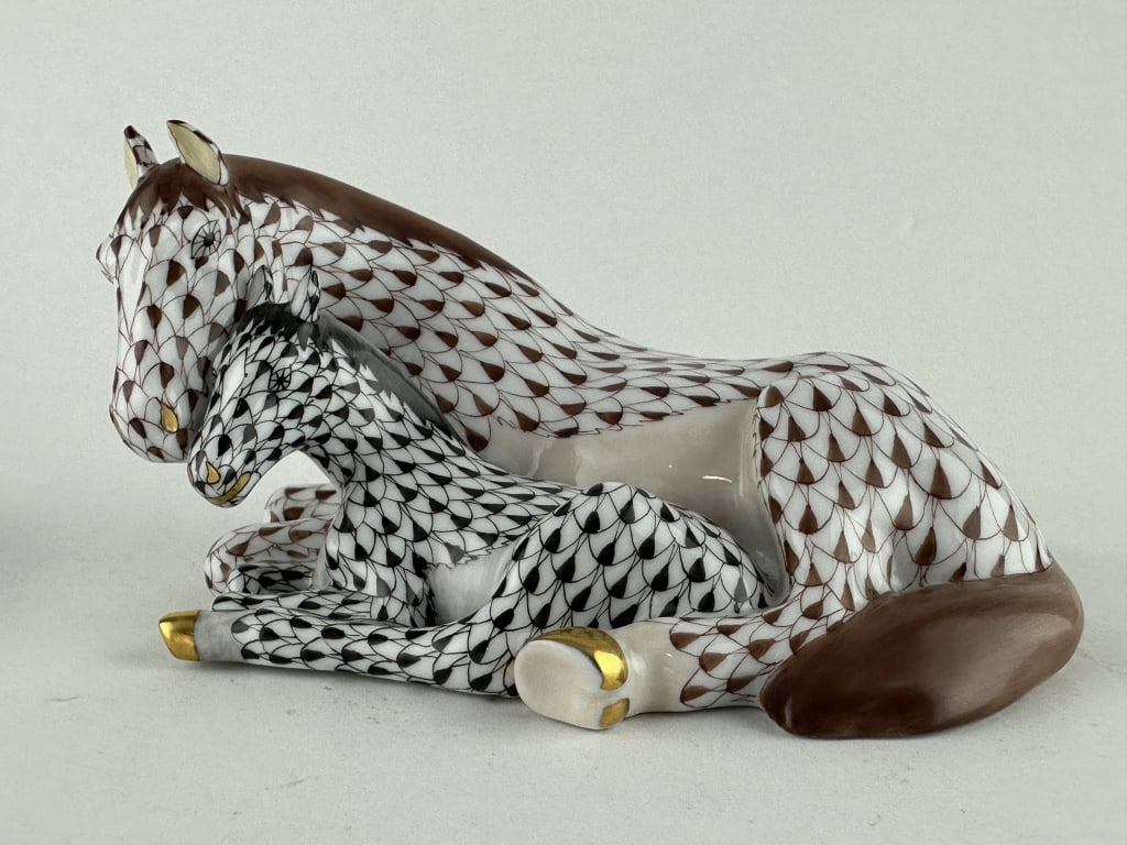Herend Mare & Foal 2 Color Fishnet Porcelain 15560: Herend Mare & Foal 2 Color Fishnet Porcelain 15560 Herend 2 Color Porcelain Fishnet Horses: resting chocolate (VHBR1) colored mare and black (VHNM) foal with fishnet pattern and 24k gold accents. Made
