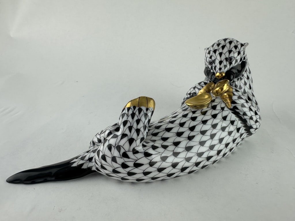 Herend Sea Otter Eating Clams BlackPorcelain 15364: Herend Sea Otter Eating Clams BlackPorcelain 15364 Handpainted Herend porcelain sea otter eating gilt clams with black (VHNM) fishnet pattern with 24k gold accents. Made by Herend of Hungary for their
