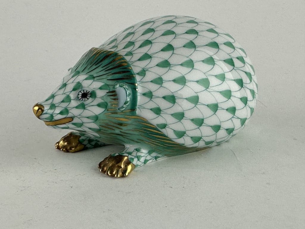 Herend Hedgehog Green Porcelain 15501: Herend Hedgehog Green Porcelain 15501 Handpainted Herend porcelain hedgehog in green (VHV) fishnet pattern with 24k gold accents. Made by Herend of Hungary. Marked "15501-0-00 VHV 6 I 99 691". Measure