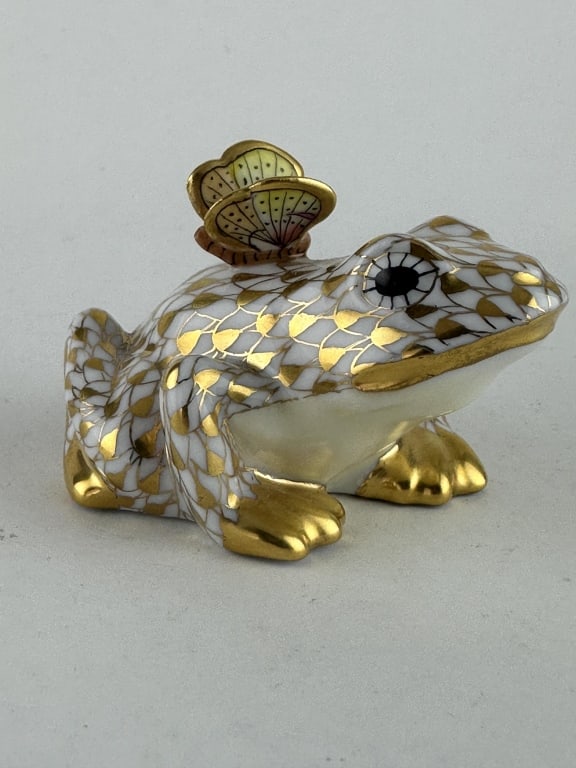 Herend Guild Frog & Butterfly Gold 15925: Herend Guild Frog & Butterfly Gold 15925 Handpainted Herend porcelain frog with butterfly in 24k gold (VHOR) fishnet pattern and natural accents. Made by Herend Guild of Hungary as the 2009 annual fig