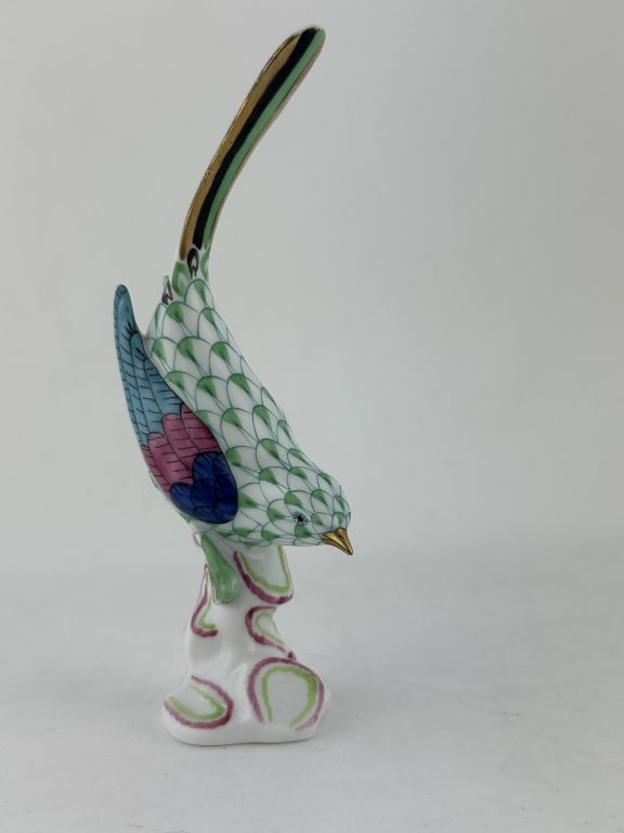 Herend Pied Wagtail Green Porcelain 5136: Herend Pied Wagtail Green Porcelain 5136 Handpainted Herend porcelain pied wagtail bird in green (VHV) fishnet pattern with multi-color and 24k gold accents. Made by Herend of Hungary. Marked "5136 VH