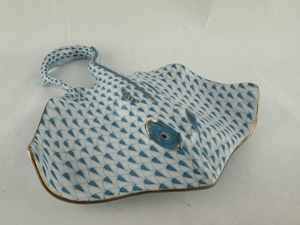 Rare Herend Stingray Turquoise Porcelain 15476: Rare Herend Stingray Turquoise Porcelain 15476 Hard to find handpainted Herend porcelain stingray in turquoise (VHTQ) fishnet pattern with 24k gold accents. Made by Herend of Hungry, Cayman Islands ed