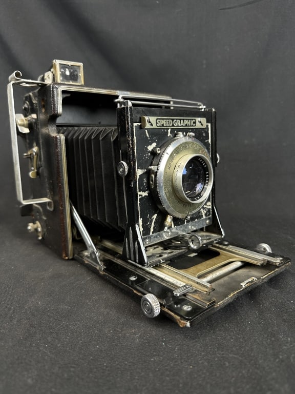 1912 Speed Graphic Kodak Graflex 152mm Camera: Antique 1912 Speed Graphic Kodak camera made by Graflex. Expandable bellows fits neatly into portable case with carrying strap. Measures folded: 8-1/2" x 8-1/2" x 4-1/4".
