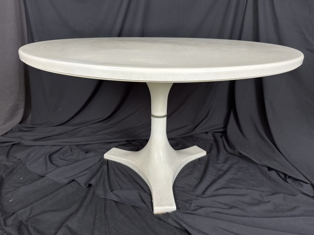 Kartell 4997 Gardella Castelli MCM Dining Table: Vintage Mid-Century Modern Model 4997 dining table, designed by Anna Castelli Ferrieri and Ignazio Gardella for Kartell, Italy, circa 1960s. An iconic Italian Space Age design executed in white fiberg