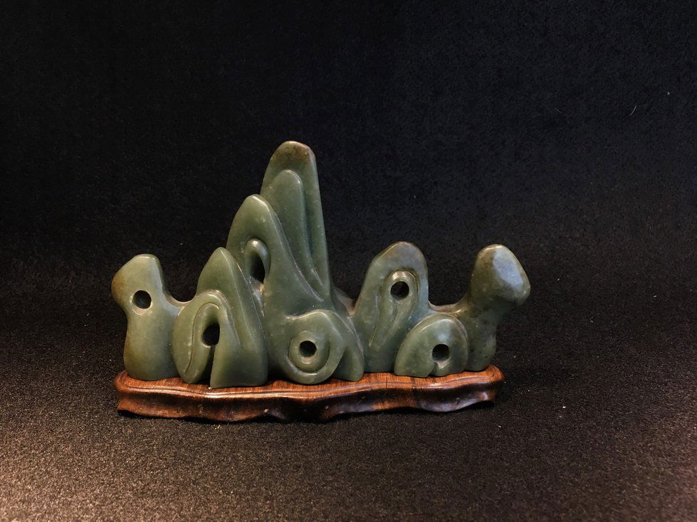 Jade brush rest. (1 of 3)