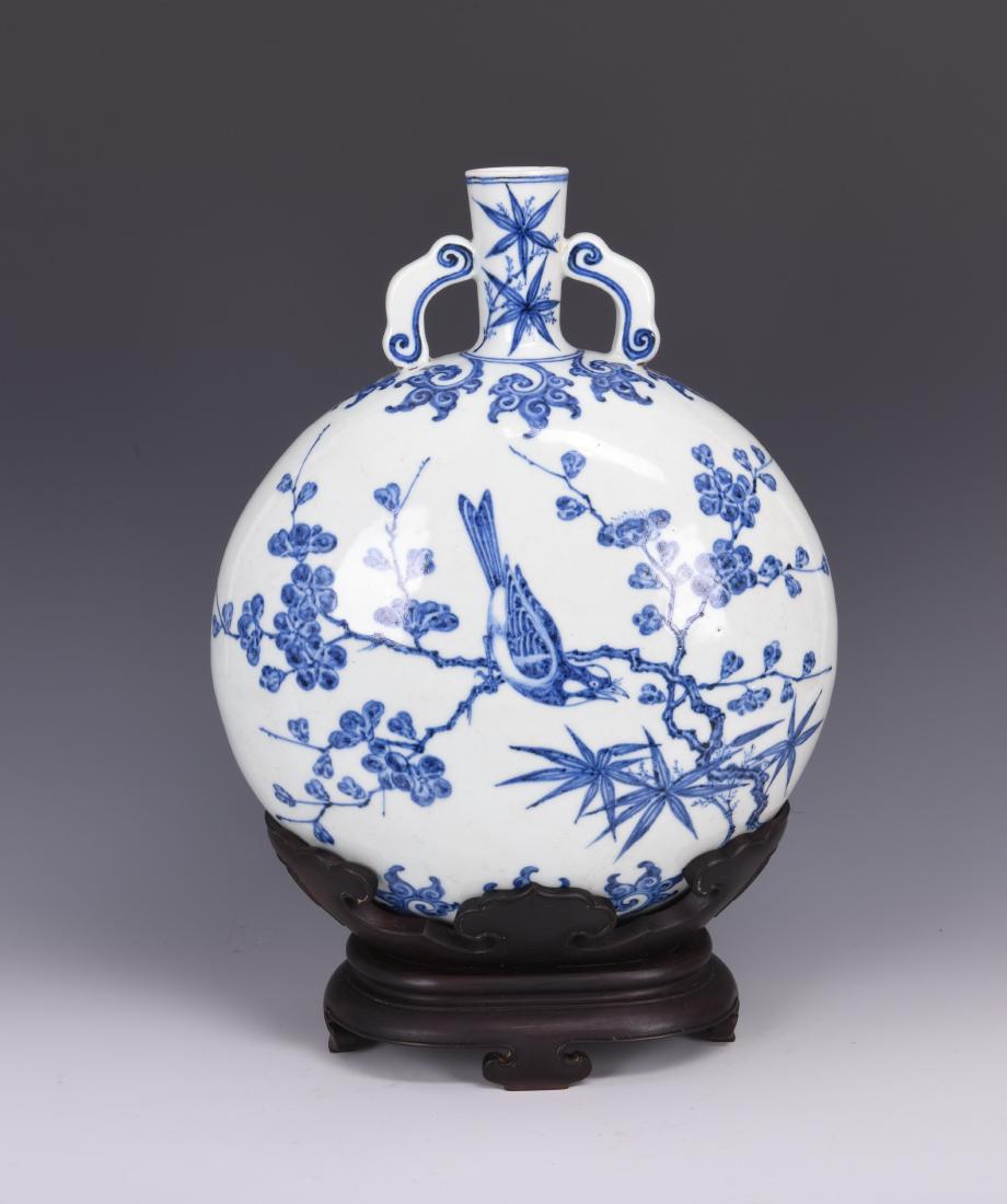 BLUE AND WHITE PORCELAIN MOON FLASK (1 of 11)