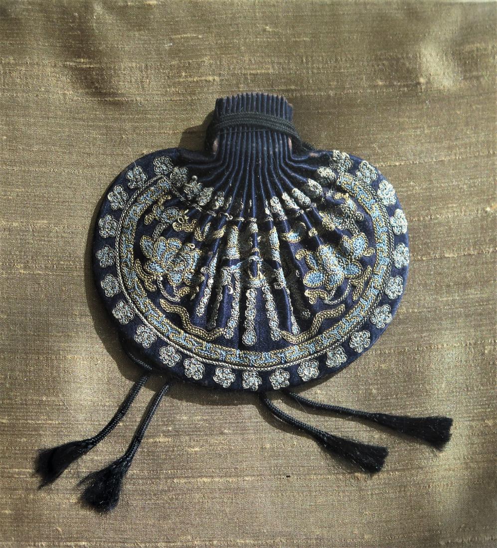 A CHINESE EMBROIDERED SILK SNUFF BOTTLE POUCH (1 of 5)