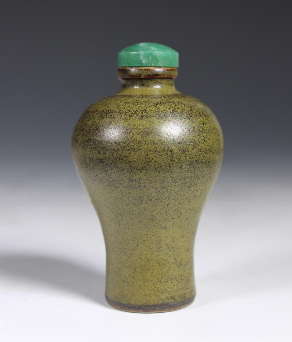 CELADON GLAZED PORCELAIN SNUFF BOTTLE (1 of 7)